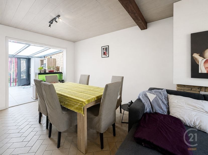 Bij het binnenkomen van deze woning komt u terecht in de lichtrijke woonkamer, die aansluit op een gezellige veranda. Vanuit de veranda heeft u direct