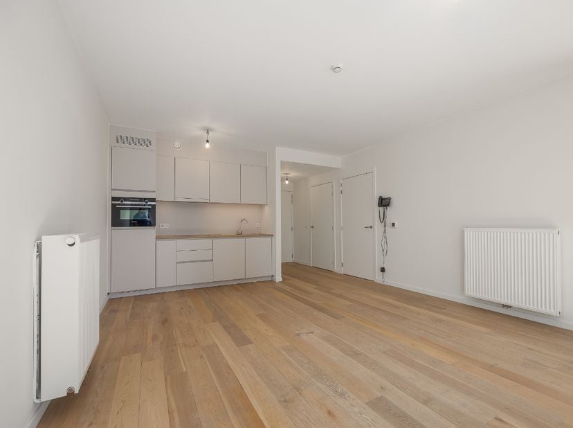 Op de 8ste verdieping van een verzorgde assistentieresidentie in Mariakerke bevindt zich dit instapklare appartement met een aangenaam zijdelings zeez