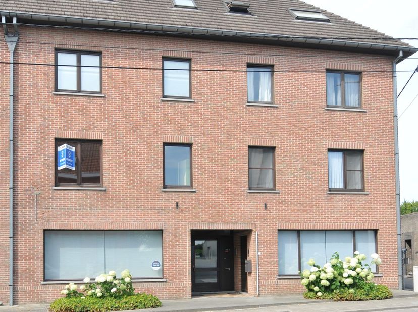 Ontdek dit ruime en gezellige appartement, rustig gelegen in Sint-Denijs. <br />
Het appartement beschikt over een lichtrijke woonkamer met toegang to