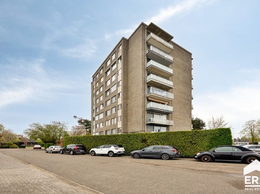 [[ DIT PAND NEEMT DEEL AAN DE ERA OPEN HUIZEN DAG OP 13/6 VAN 13:00 TOT 14:00 ]] Ontdek dit verzorgd appartement, gelegen op het 4de verdiep, op een t