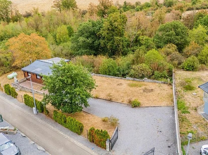 EBIMMO biedt u dit charmante chalet aan te renoveren, met een bouwgrond, gelegen in een rustige en luchtige omgeving (hoofdverblijf toegestaan) op +/-