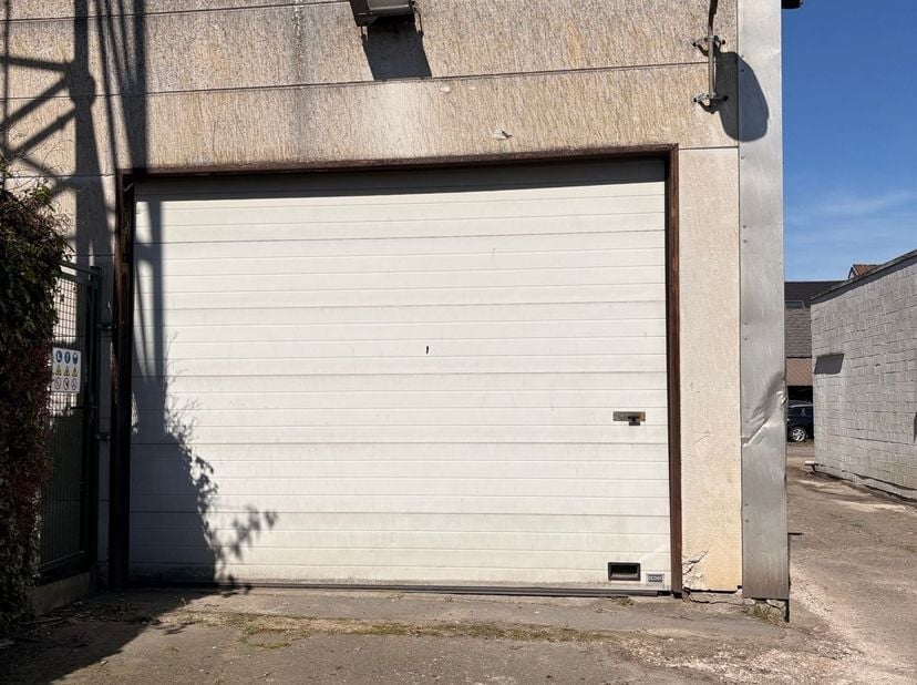 Ruime loods te Dendermonde <br />
<br />
Deze veelzijdige loods biedt een totale oppervlakte van 170 m² en is uitermate geschikt voor stockage, werk