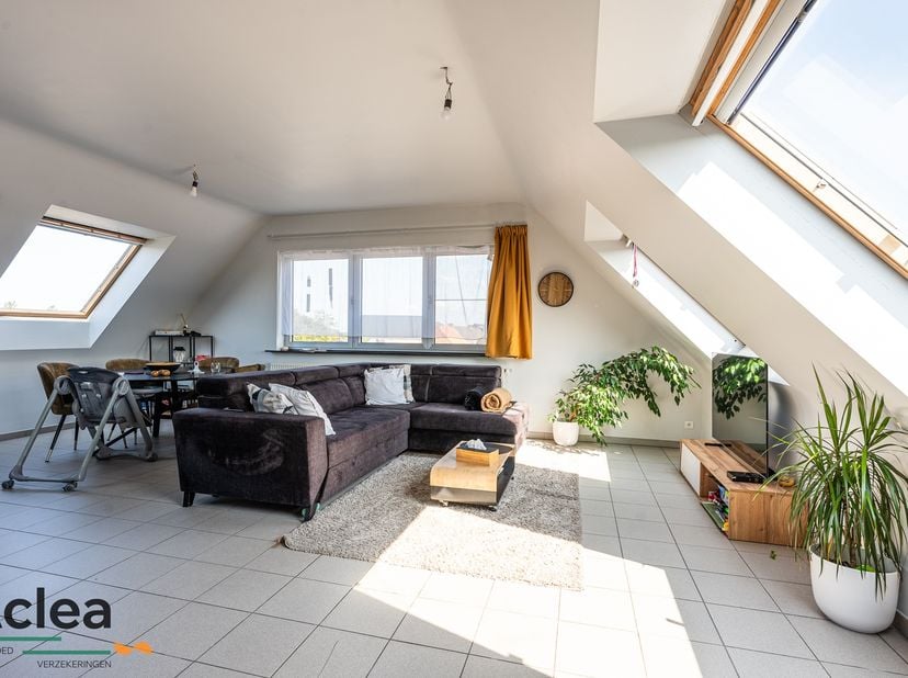Op de bovenste verdieping van residentie 'De Moeren' in Sint-Laureins vinden we dit lichtrijke appartement terug met 2 slaapkamers. Het appartement si