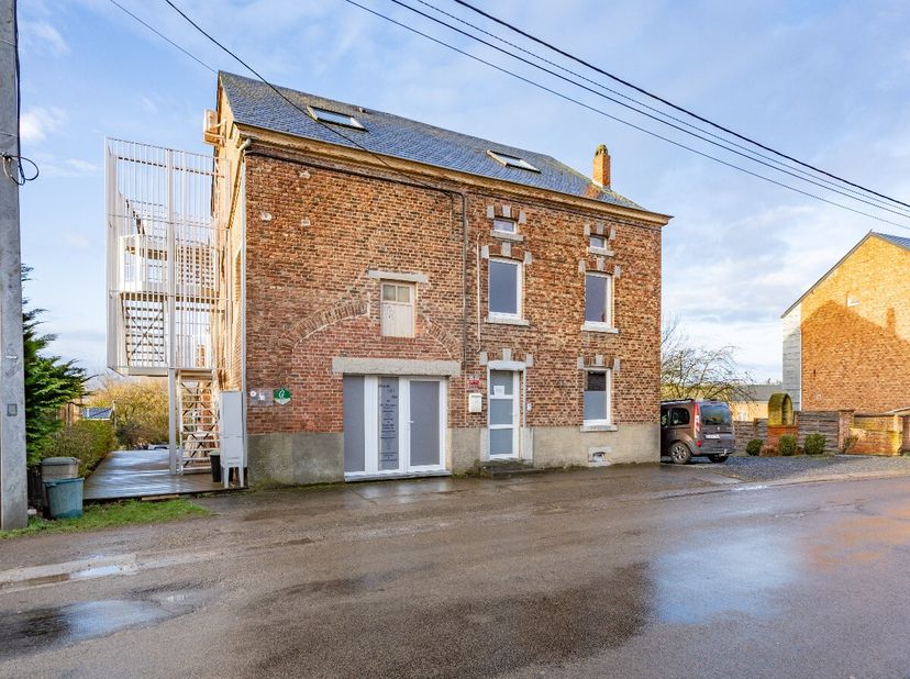 ERA B-Lux biedt dit veelzijdige pand aan, ideaal gelegen in Houyet, op korte afstand van alle voorzieningen. Met bijna 380 m² bewoonbare oppervlakte o