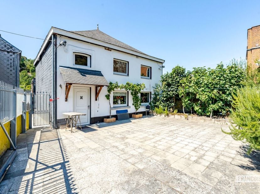 Op een steenworp van het stadscentrum van Dinant vindt u deze prachtige eengezinswoning, ideaal gelegen aan de oever van de Maas, in deze charmante en