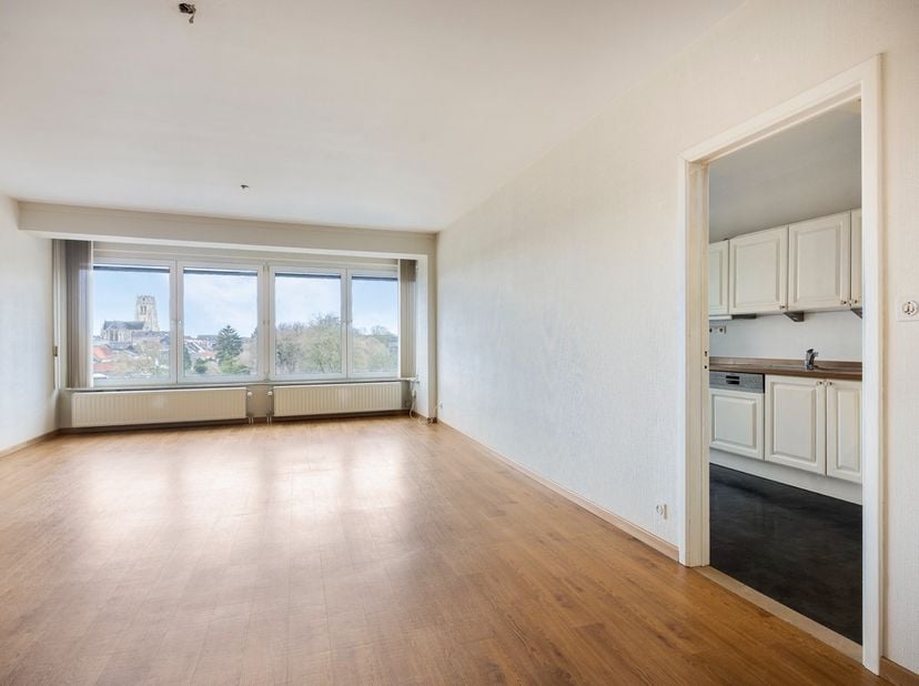 Ontdek dit aangename appartement aan de stadsrand van Tongeren, ideaal voor wie comfortabel wil wonen met alle voorzieningen binnen handbereik. Zo bev