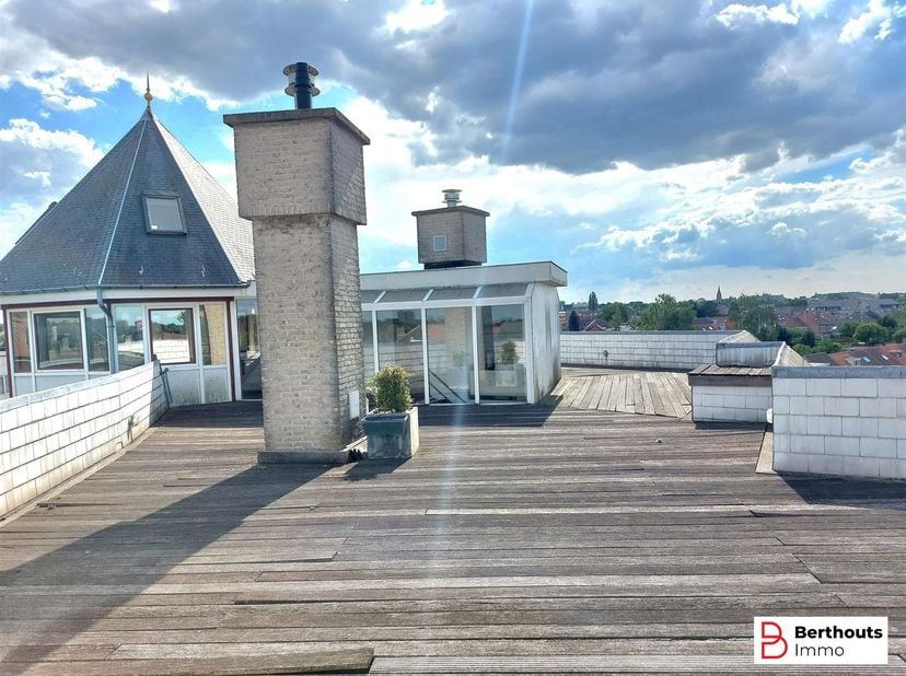 Op zoek naar een echte wow-factor? Deze unieke penthouse-loft van 126 m² wordt omringd door een spectaculair terras van maar liefst 100 m² en biedt zo