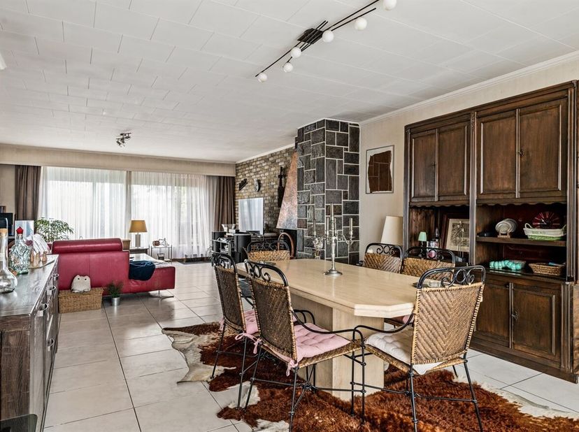 Dit ruime en lichtrijke dakappartement van ca. 123 m² aan de Bisschoppenhoflaan in Deurne biedt veel potentieel. Gelegen op de bovenste verdieping van
