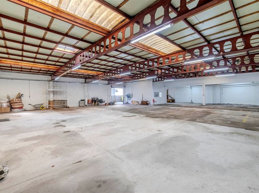 Magazijn (circa 520 m²) met woonst op commerciële TOPlocatie<br />
Ligging: Commercieel zeer goed gelegen aan industriegebeid "Klein Gent" op een zich