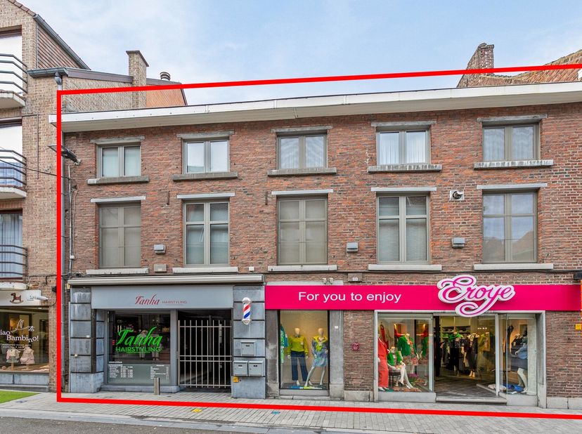 Ontdek dit exclusieve pand aan de Luikerstraat 71 in Sint-Truiden, nu beschikbaar voor verkoop!<br />
<br />
Het betreft een eigendom bestaande uit dr