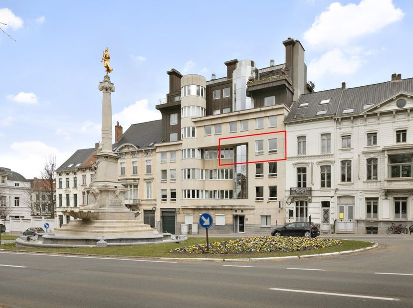 Dit gemeubelde appartement bevindt zich op de derde verdieping van residentie Charles de Kerchove. De indeling van het appartement is als volgt: ruime