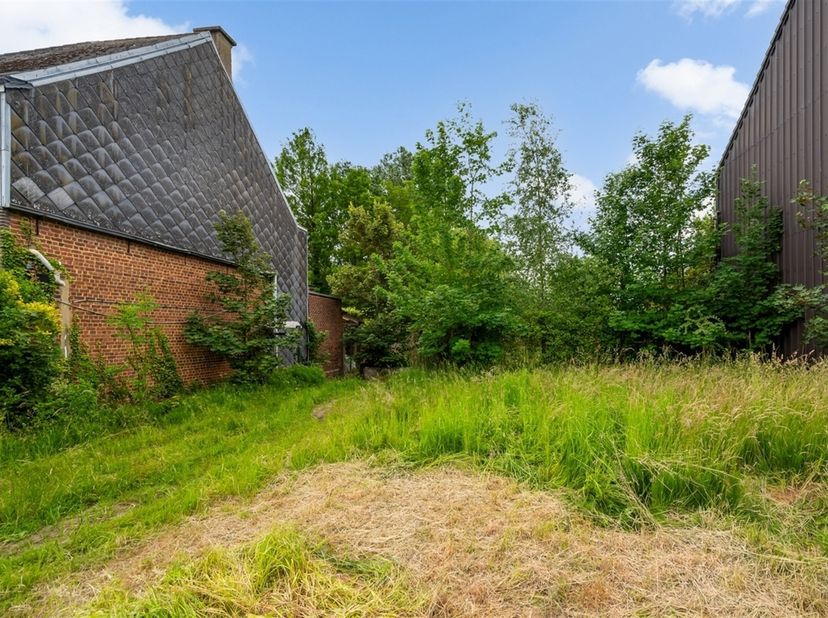 In de Beekstraat te Kerksken bevindt zich een mooi perceel bouwgrond voor een gesloten bebouwing. Met een breedte van 8 meter en een diepte van ca. 26