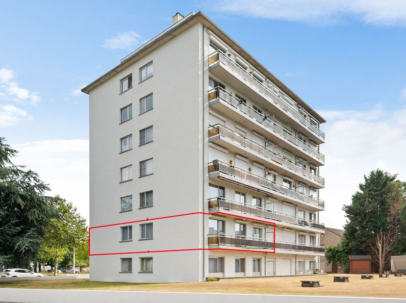 Appartement rénové de 3 chambres avec place de parking<br />
<br />
L'appartement est situé au premier étage d'une résidence datant de 1978 et a été
