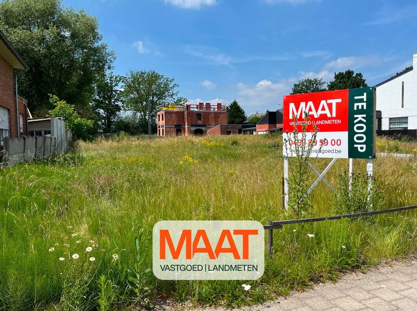 Deze bouwgrond voor halfopen bebouwing is vlakbij het centrum van Wiekevorst gelegen. <br />
In de onmiddellijke omgeving vindt men basisonderwijs, pl