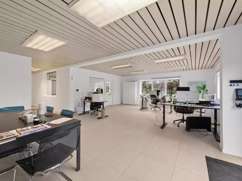 Op een gunstige en vlot bereikbare locatie in Grimbergen bevindt zich deze praktische loods met een bijhorende bureauruimte van 196m² en een extra opb