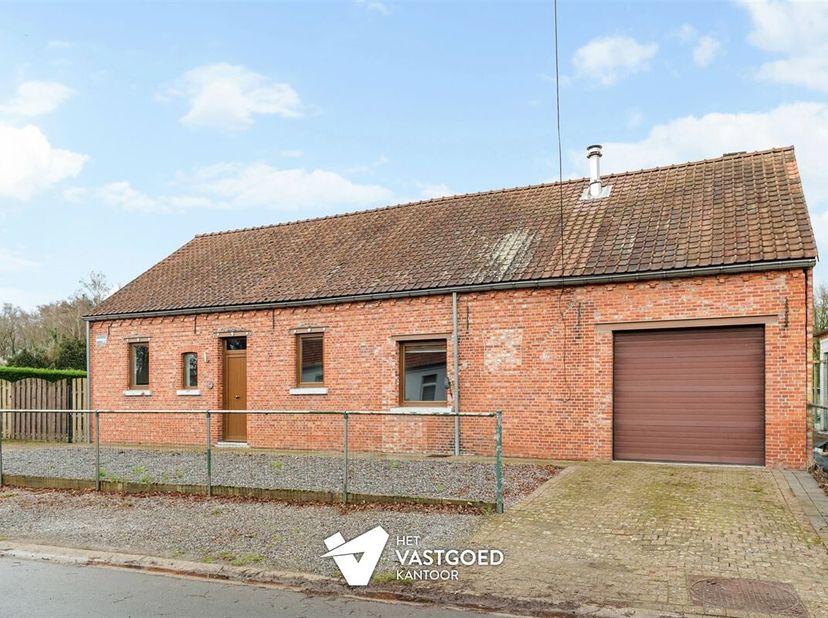 Woning met veel potentieel op gunstig georiënteerd perceel van maar liefst 20are.<br />
Belangrijkste troeven:<br />
- Centrale ligging<br />
- Vernie