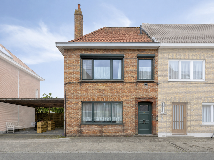 Gunstig gelegen halfopen huis te koop op een gunstig georiënteerd perceel van 290m² langs de Oude Hoogweg te Sint-Kruis (Brugge). Dit charmevol huis (