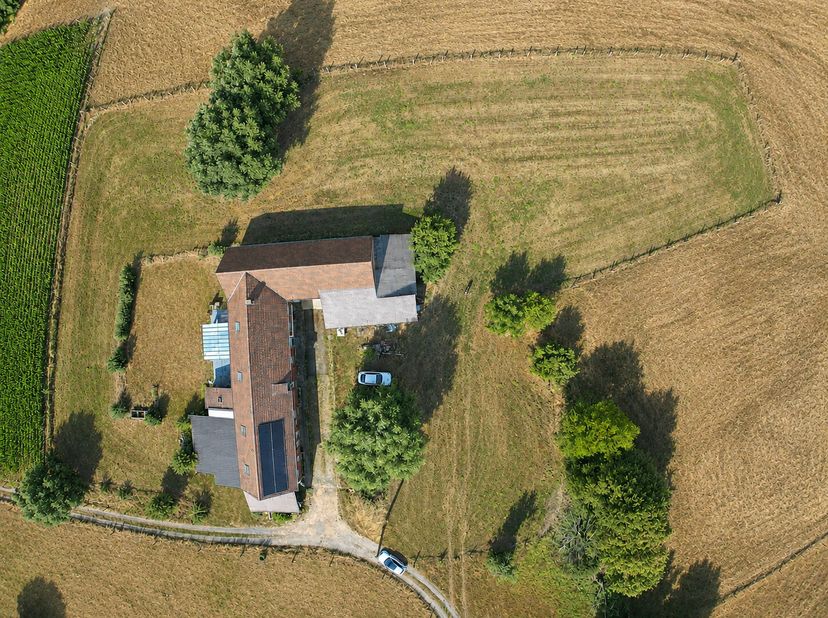 Dans le village d'Isières, Nichée dans un véritable écrin de verdure, dans un chemin privé, cette superbe fermette entièrement rénovée séduira les amo