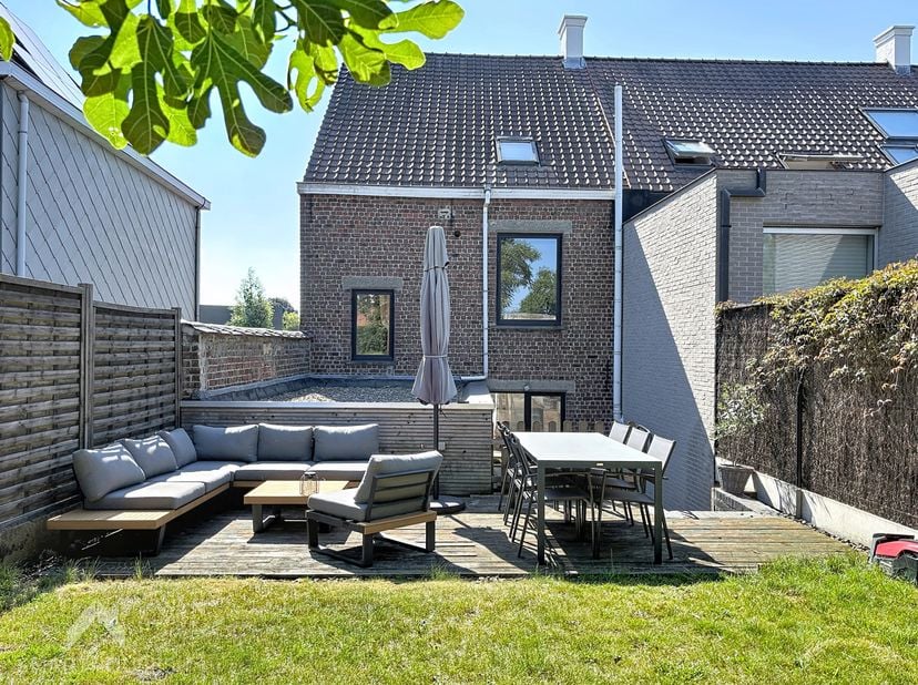 Ben je op zoek naar een karaktervolle gezinswoning met 3 slaapkamers, een grote tuin en een gezellige uitstraling? Dan is deze charmante woning zeker