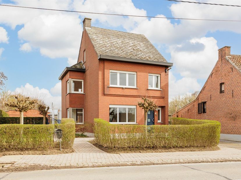 WONING MET RUIM BIJGEBOUW, WEILAND EN STALLING!!<br />
Gelegen in het rustige Booischot, geniet je hier van een landelijke sfeer zonder ver weg te zi