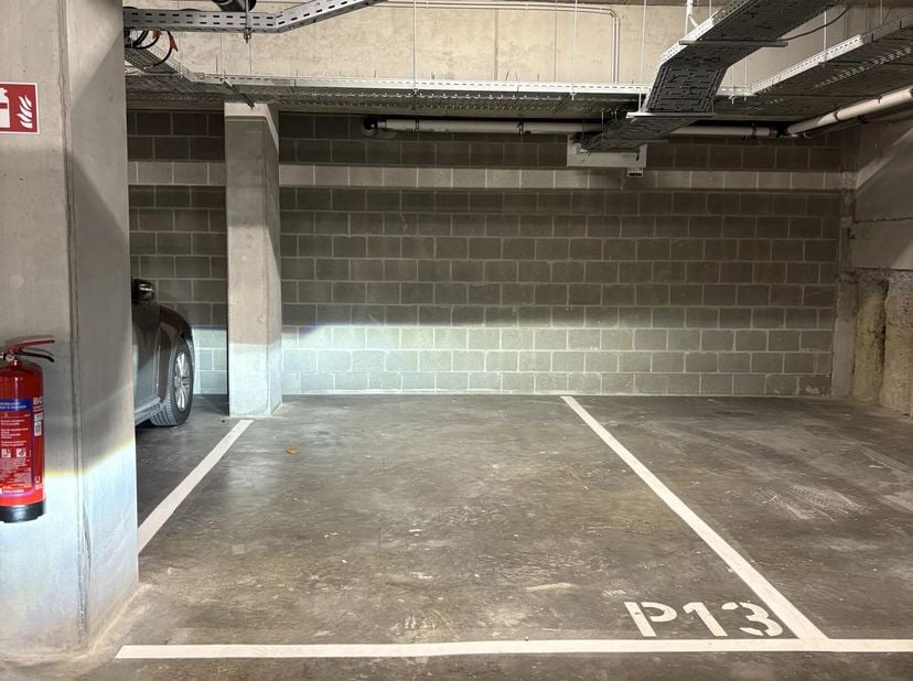 Parkeerplaats te huur  Centrum Brussel<br />
Veilige parkeerplaats gelegen op niveau -1, in het midden van Brussel, achter de Sint-Michiel-en-Gudulaat