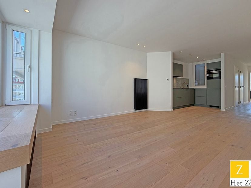 Dit instapklaar appartement is ideaal gelegen in de Zandstraat te Knokke-Heist, een rustige zijstraat van de Zeedijk-Het Zoute. Op slechts enkele pass