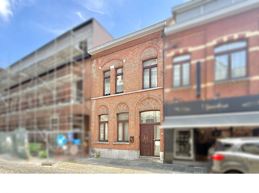 Te renoveren woning in het centrum van Londerzeel.<br />
Woning is momenteel verhuurd.<br />
Indeling: kelder; gelijkvloers: inkomhal, 2 bergplaatsen: