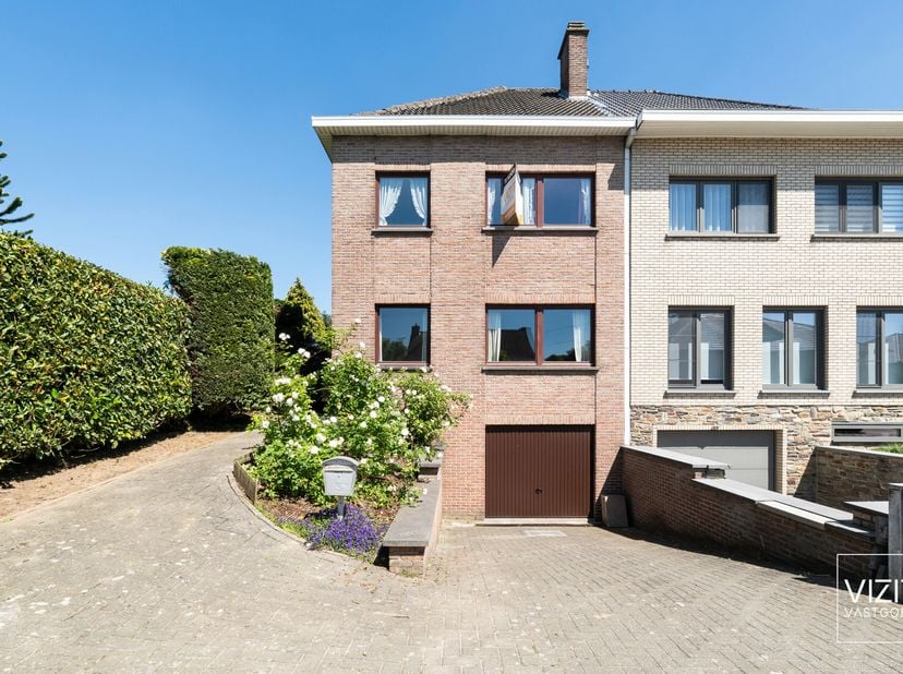 viizCette maison semi-ouverte, construite en 1982, est située au calme et de manière stratégique dans le quartier prisé « Witte Roos ». La maison comp