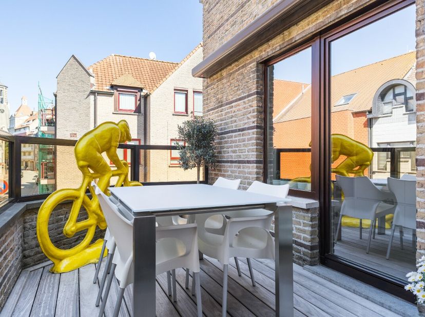 Knokke: Instapklare woning te koop met 4 slaapkamers nabij het centrum van Knokke.Deze instapklare lichtrijke woning combineert ruimte, comfort en een