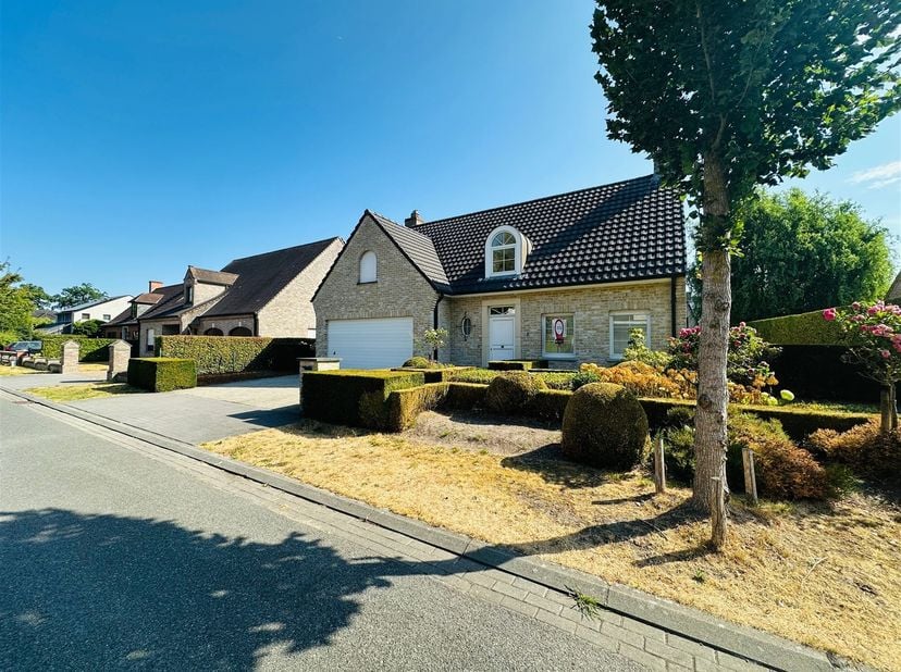 Cette maison individuelle très bien entretenue est située dans un quartier résidentiel calme et agréable à Oostkamp, dans un endroit stratégique proch