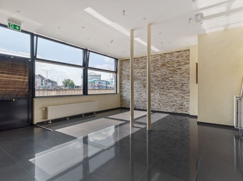 Deze ruime woning met handelsgelijkvloers is gelegen op een uiterst centrale locatie, vlak aan het station van Lier. Het pand bevindt zich in goede st