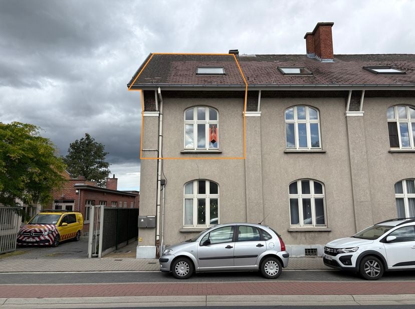 Dit gezellige, deels bemeubelde appartement geniet van een rustige ligging nabij het centrum van Ruien (Kluisbergen) en biedt een aangename combinatie