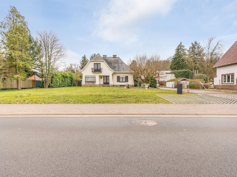 Karaktervolle woning met 4 slaapkamers, 2 badkamers én ruime opslagplaats  ideaal voor ondernemers<br />
Deze degelijke woning, gebouwd in 1956, combi