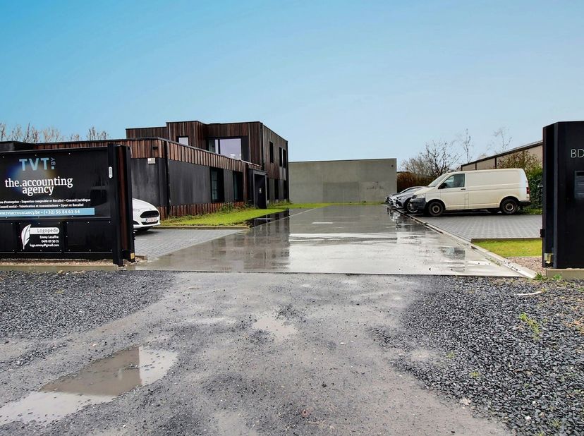 Bureau meublé de 25m² au rez-de-chaussée avec cuisine commune équipée, sanitaires, parking privé avec portail et porte d'entrée sécurisés. <br />
Mobi