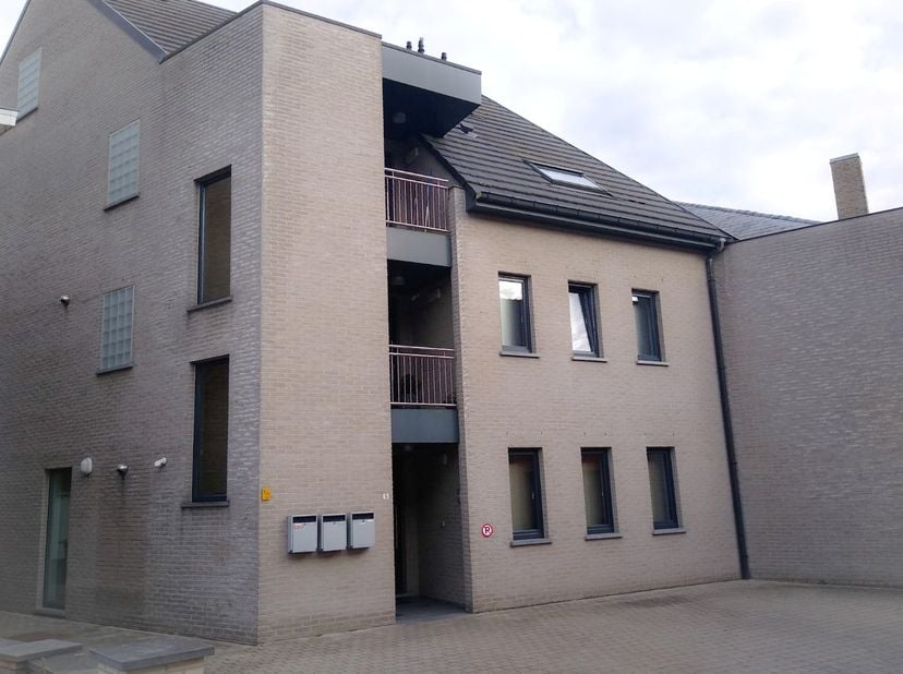 Dit modern gelijkvloers appartement uit 2014 maakt deel uit van een kleinschalige residentie met slechts 3 wooneenheden. Met een bewoonbare oppervlakt