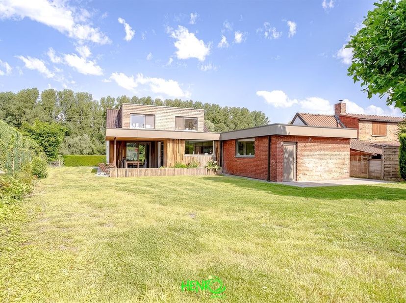 Cette magnifique villa 4 façades a tout pour vous séduire. Elle a récemment bénéficié d'une rénovation complète réalisée avec des matériaux de qualité