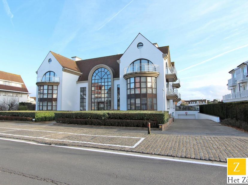 Ruime garagebox gelegen aan de minigolf te Knokke-Het Zoute.<br />
Zeer centraal gelegen garagebox op niveau -1 in de residentie Golf Garden op de Kus