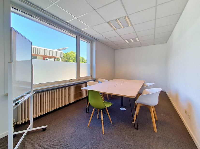Deze moderne kantoren te huur zijn gunstig gelegen langs de N9 in Melle, op een steenworp van de E40, wat zorgt voor een uitstekende bereikbaarheid. B