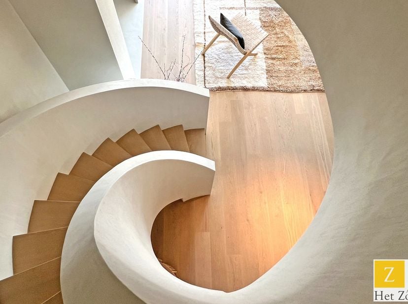 Exemple de luxe, ce duplex magnifiquement r&amp;eacute;nov&amp;eacute; offre une terrasse ensoleill&amp;eacute;e orient&amp;eacute;e au sud et une vue imprenable sur