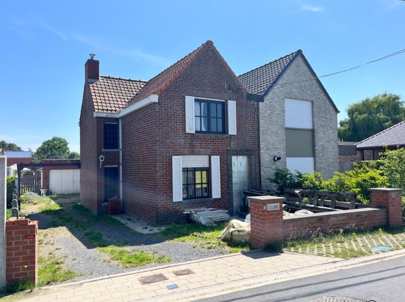 Bent u op zoek naar een woning die u volledig naar eigen smaak kunt afwerken, zonder de administratieve rompslomp? Dan is deze halfopen bebouwing een