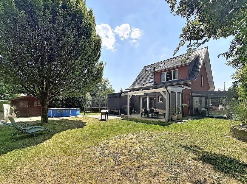 Maison rénovée située à Tombeek, entre Wavre et Overijse.<br />
Cette propriété dispose d'une superficie totale de +/-240m² et se compose de : hall d'