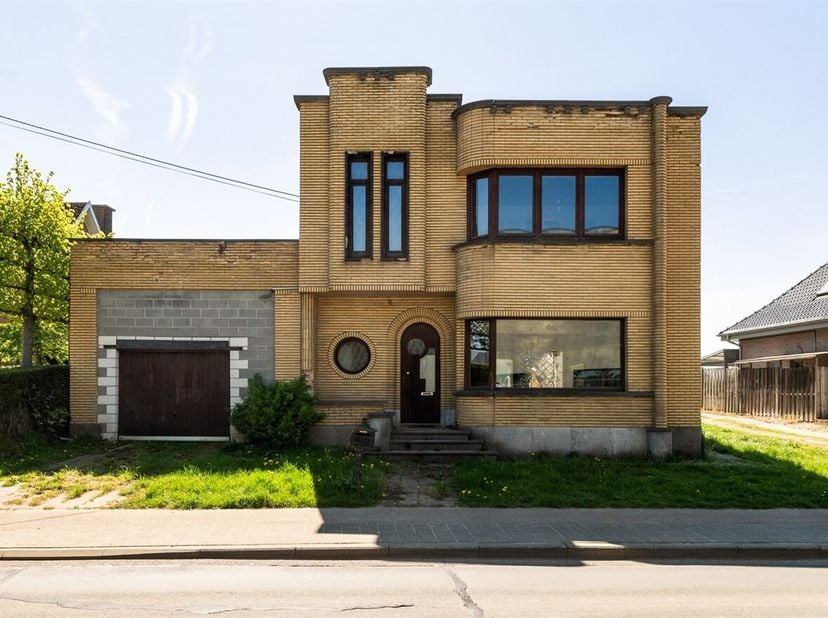 Maison art-déco de caractère (construction ouverte) avec 3 chambres à coucher, garage et jardin orienté au sud, située sur un terrain de 21 m de large