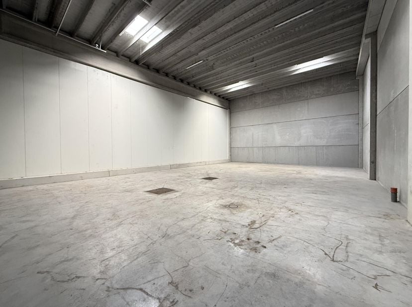 Opslagruimte van 227m² met twee hoge elektrische poorten op een strategische locatie in de haven van Oostende.<br />
<br />
Deze opslagruimte van 227m