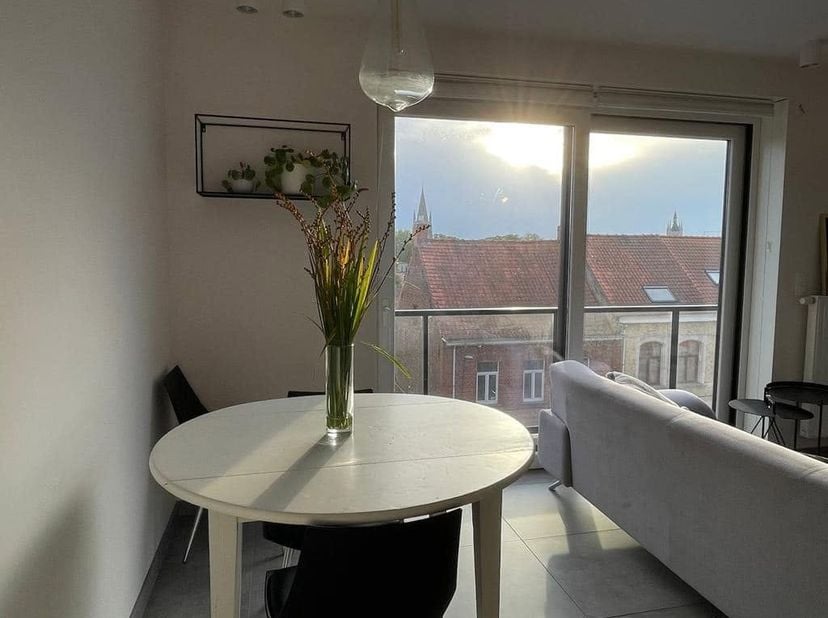1 SLAAPKAMER-APPARTEMENT TE HUUR ; wij verhuren ons knus appartement in Ieper:<br />
<br />