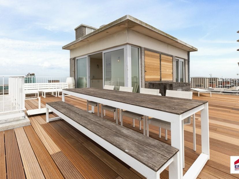 Te koop: luxueus appartement in Koksijde, gelegen in de Sint-Idesbaldusstraat, met prachtig zicht op zee alsook volledig zongericht! Dit stijlvolle ap