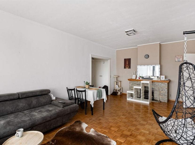 Appartement met 2 slaapkamers en terras te koop!<br />
Ligging: Het appartement is gelegen in Wilrijk, in een goed bereikbare en levendige buurt. Dank