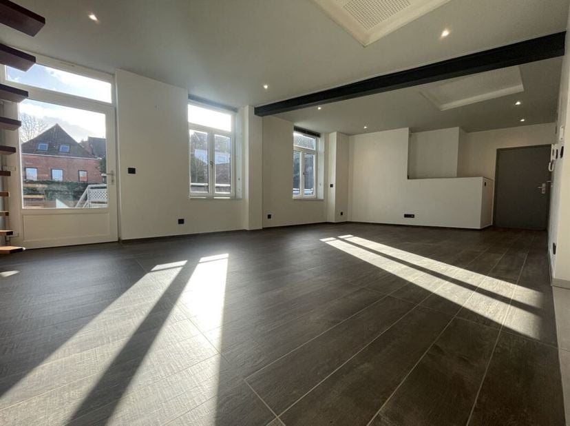 Zeer mooi, onlangs gerenoveerd duplexappartement op de eerste verdieping (zonder lift) van een residentie met 4 woningen, vlakbij het stadscentrum van
