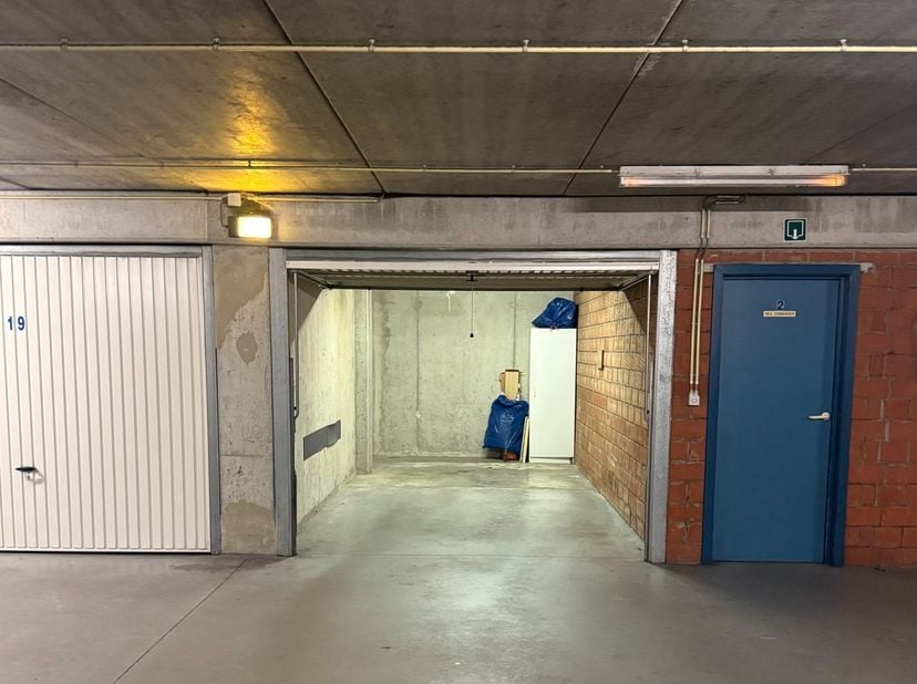 Garage te koop in Nieuwpoort-bad in residentie Zonnekeer. Toegang tot de garage is via de Franslaan.<br />
Afmetingen : breedte: 2,81m ; hoogte: 2m ;