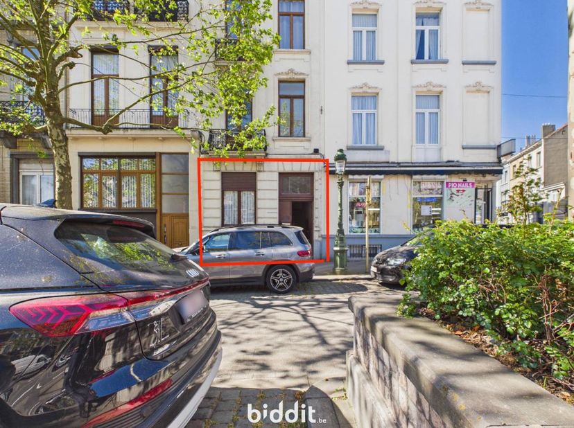 APPARTEMENT OP GELIJKVLOERSE VERDIEPING<br />
<br />
In een opbrengsthuis gelegen Leopold II laan 110 <br />
Lot 1 : Het appartement op gelijkvloerse