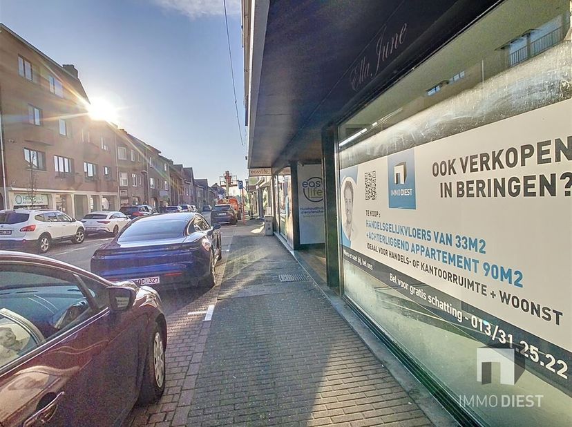 Twee handelspanden met verbinding samen te koop aangeboden aan 310.000€<br />
Handelspand 1 =  Onze-lieve-vrouwstraat 13 = 127m2 = 185.000€<br />
Hand